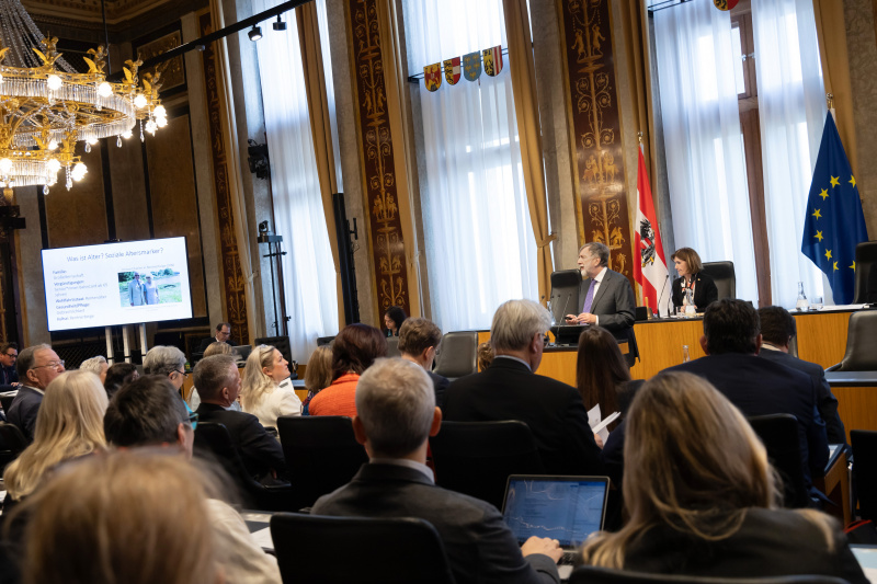 Keynote. Franz Kolland, Universität Wien, Institut für Soziologie. Blick Richtung Veranstaltungsteilnehmer:innen