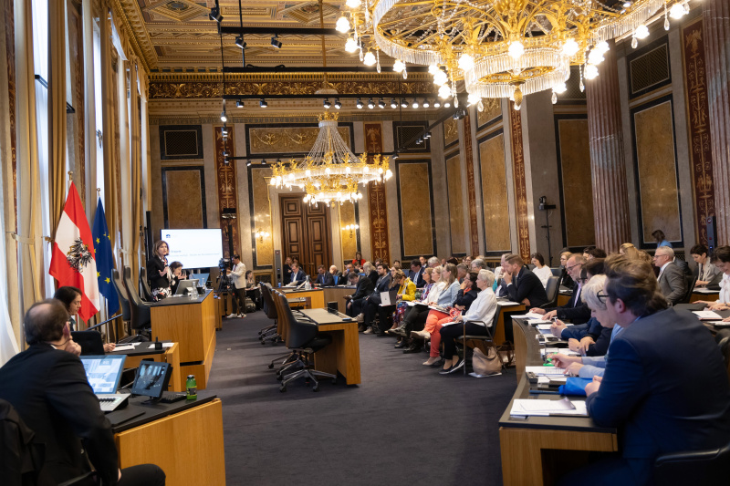 Eröffnung und Begrüßung. Bundesratspräsidentin Andrea Eder-Gitschthaler (ÖVP). Blick Richtung Veranstaltungsteilnehmer:innen