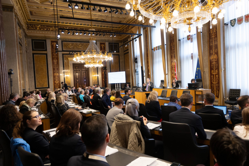 Keynote. Franz Kolland, Universität Wien, Institut für Soziologie. Blick Richtung Veranstaltungsteilnehmer:innen
