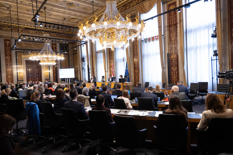 Diskussion. Sektionschefin im Bundesministerium für Bildung Doris Wagner. Blick Richtung Veranstaltungsteilnehmer:innen