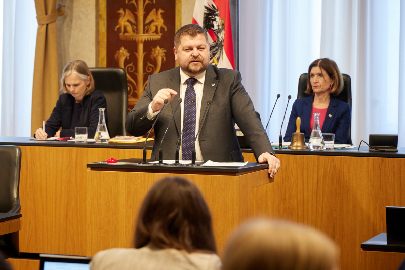 Am Redner:innenpult: Vorsitzender der Bundesratsfraktion Andreas Arthur Spanring (FPÖ)