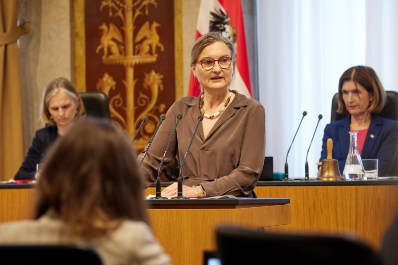 Am Redner:innenpult: Bundesrätin Claudia Hauschildt-Buschberger (GRÜNE)