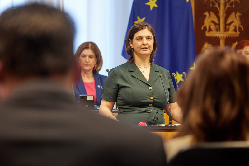 Am Redner:innenpult: Bundesrätin Manuela-Anna Sumah-Vospernik (NEOS)