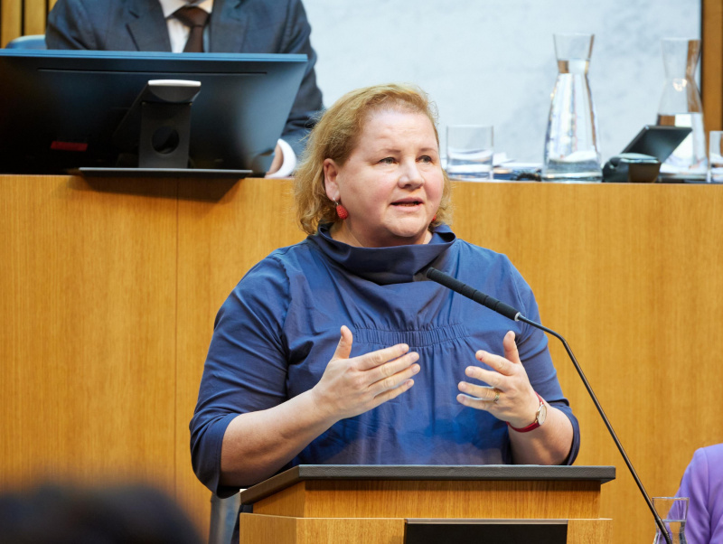 Sozialministerin Schumann auf der Regierungsbank im Nationalrat