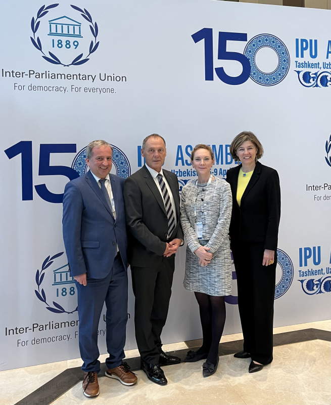 Österreichische Delegation bei der 150. IPU Versammlung. Von links: Nationalratsabgeordneter MIchael Hammer (ÖVP), Nationalratsabgeordneter Peter Wurm (FPÖ), Nationalratsabgeordnete Pia Maria Wieninger (SPÖ), Nationalratsabgeordnete Elisabeth Götze (Grüne)