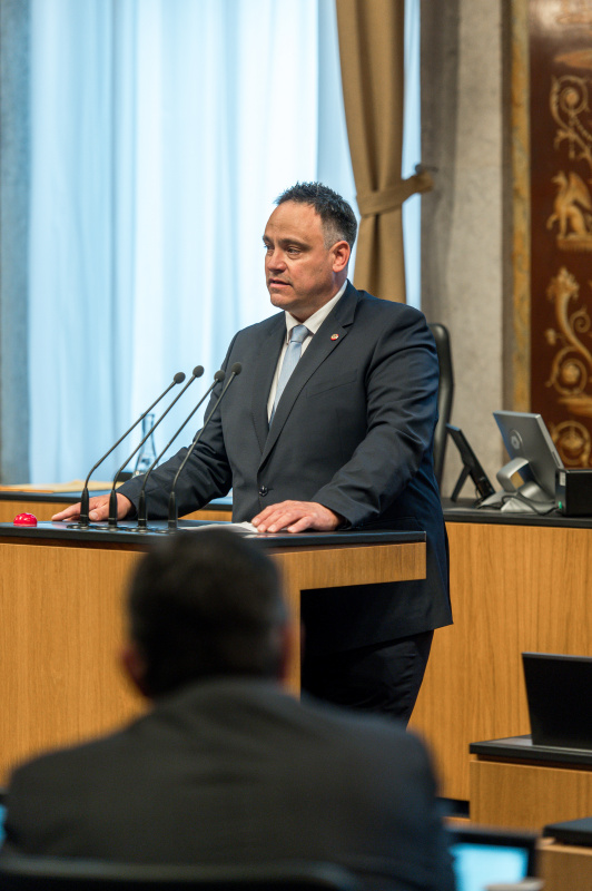 Am Redner:innenpult Bundesrat Thomas Karacsony (FPÖ)