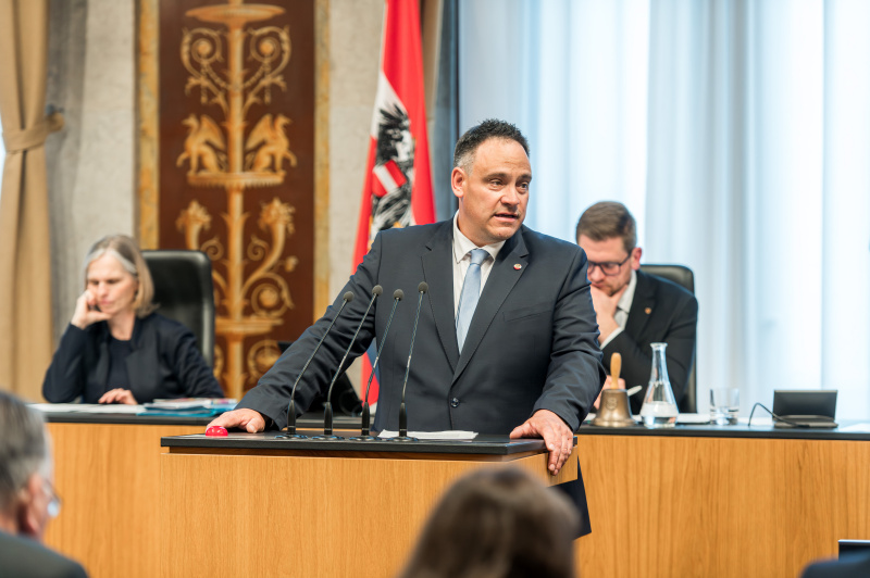 Am Redner:innenpult Bundesrat Thomas Karacsony (FPÖ)