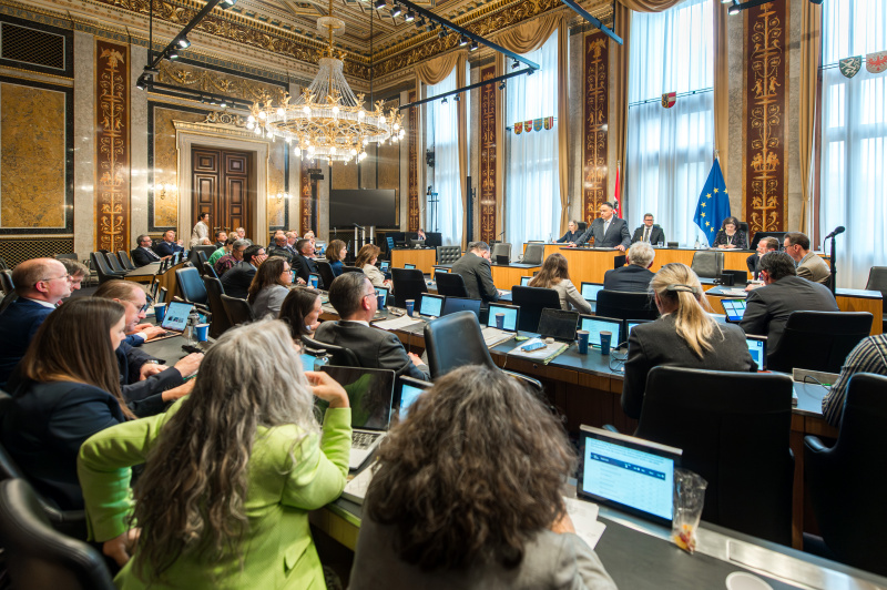 Am Redner:innenpult Bundesrat Thomas Karacsony (FPÖ). Blick Richtung Sitzungsteilnehmer:innen