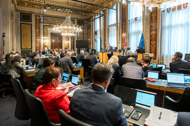 Am Redner:innenpult Bundesrat Thomas Karacsony (FPÖ). Blick Richtung Sitzungsteilnehmer:innen