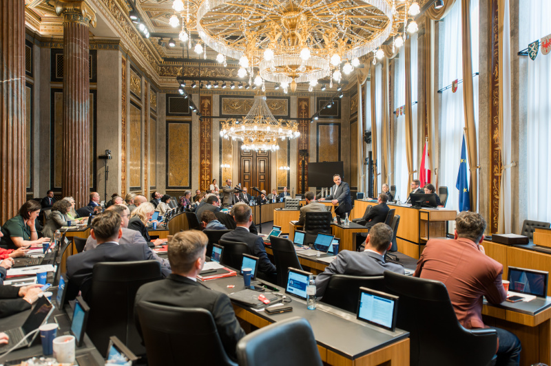 Am Redner:innenpult Bundesrat Thomas Karacsony (FPÖ). Blick Richtung Sitzungsteilnehmer:innen