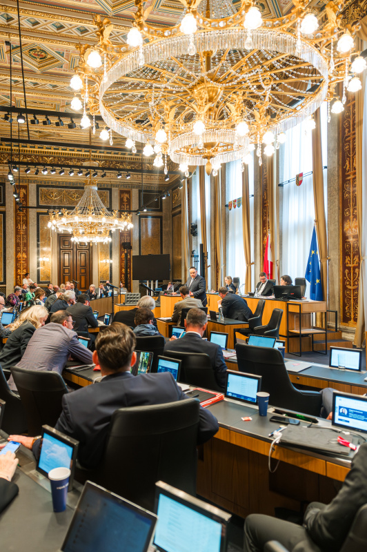 Am Redner:innenpult Bundesrat Thomas Karacsony (FPÖ). Blick Richtung Sitzungsteilnehmer:innen