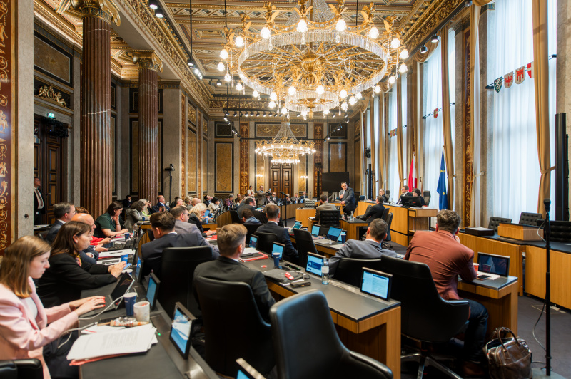 Am Redner:innenpult Bundesrat Thomas Karacsony (FPÖ). Blick Richtung Sitzungsteilnehmer:innen