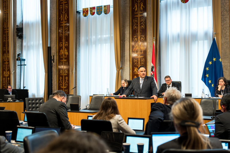 Am Redner:innenpult Bundesrat Thomas Karacsony (FPÖ)