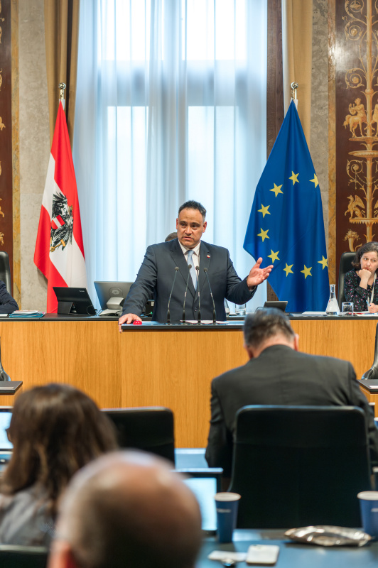 Am Redner:innenpult Bundesrat Thomas Karacsony (FPÖ)