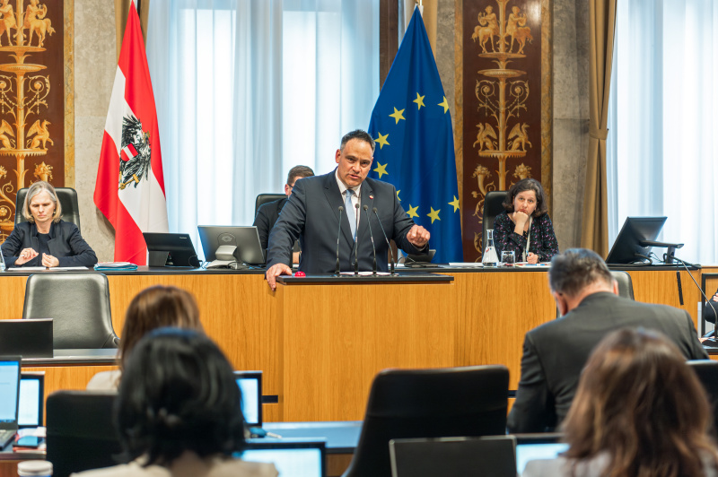 Am Redner:innenpult Bundesrat Thomas Karacsony (FPÖ)