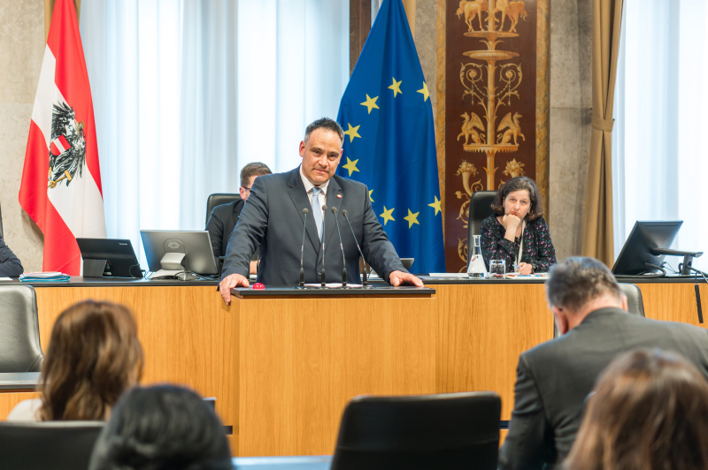 Am Redner:innenpult Bundesrat Thomas Karacsony (FPÖ)