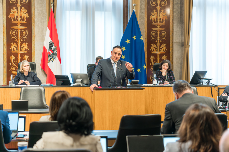 Am Redner:innenpult Bundesrat Thomas Karacsony (FPÖ)