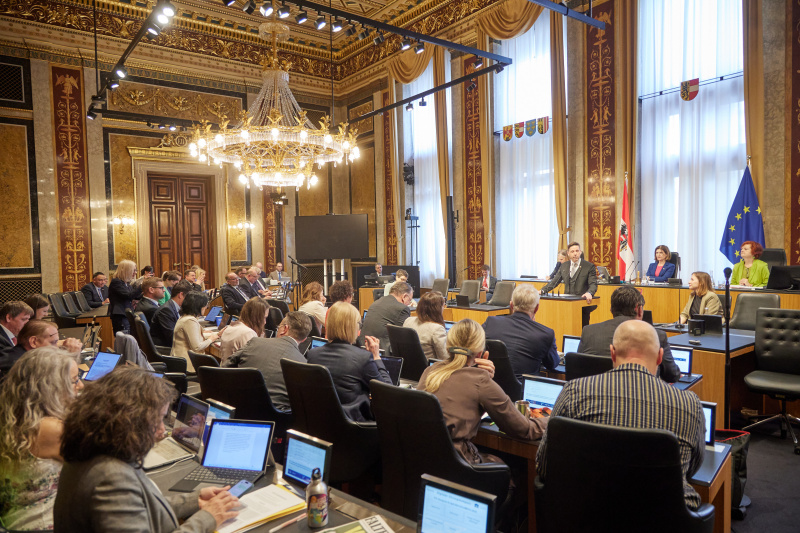 Am Redner:innenpult: Bundesrat Sebastian Forstner (SPÖ)