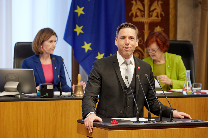 Am Redner:innenpult: Bundesrat Sebastian Forstner (SPÖ)