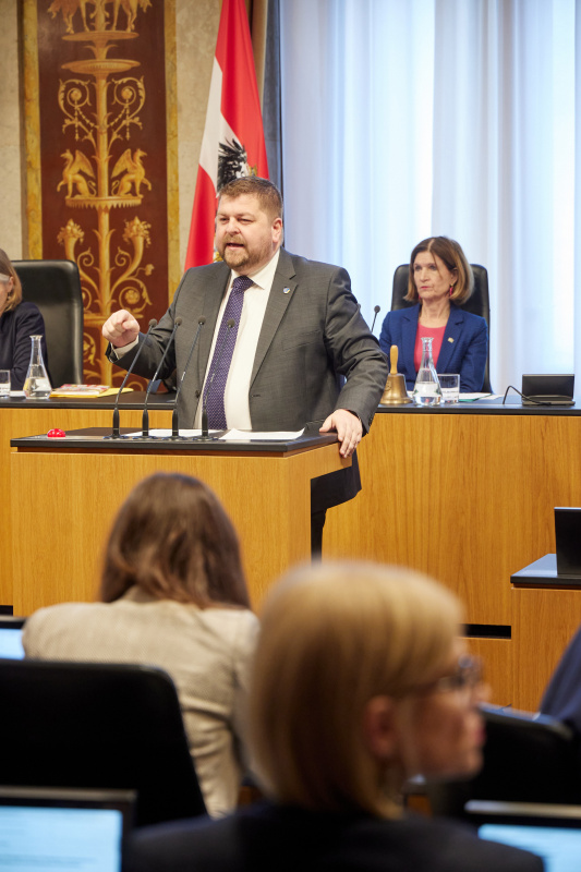 Am Redner:innenpult: Vorsitzender der Bundesratsfraktion Andreas Arthur Spanring (FPÖ)