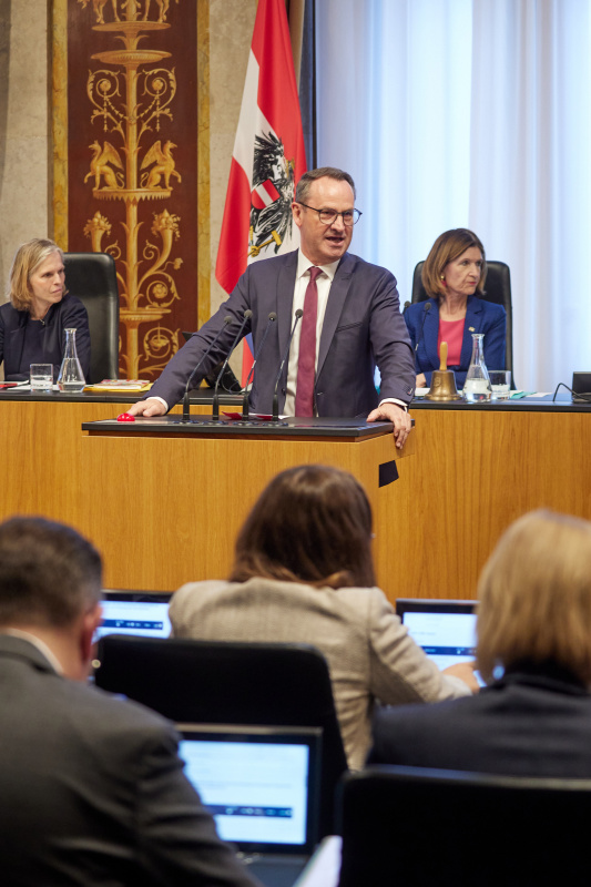 Am Redner:innenpult: Bundesrat Dominik Reisinger (SPÖ)