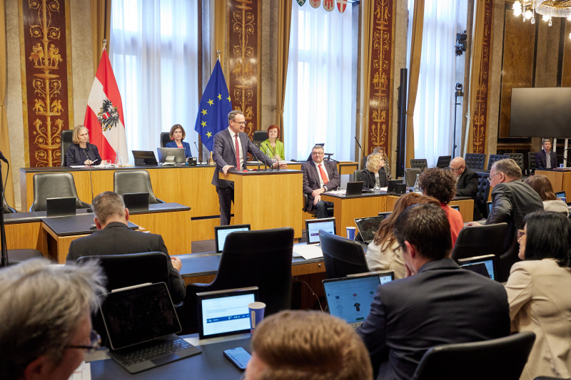 Am Redner:innenpult: Bundesrat Dominik Reisinger (SPÖ)