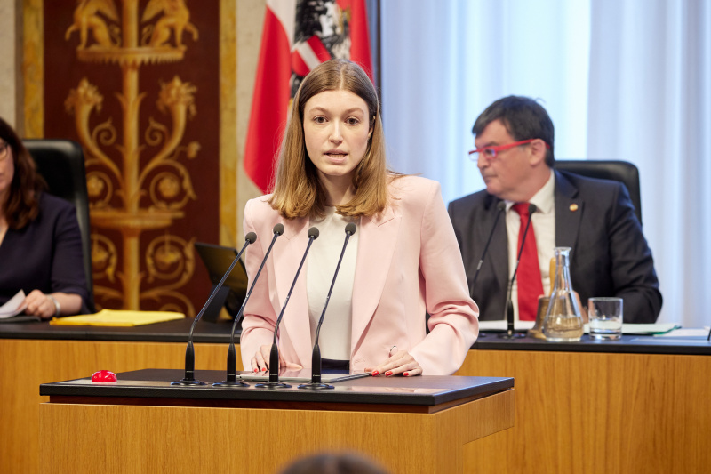 Am Redner:innenpult: Bundesrätin Amelie Muthsam (SPÖ)