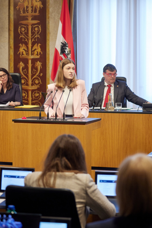Am Redner:innenpult: Bundesrätin Amelie Muthsam (SPÖ)