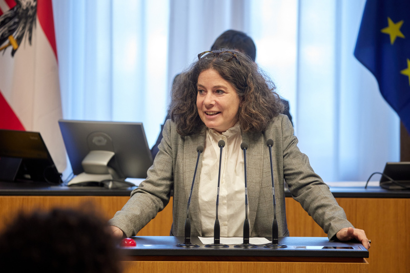 Am Redner:innenpult: Bundesrätin Elisabeth Kittl (GRÜNE)