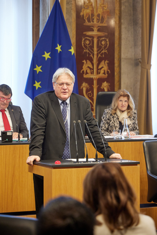 Am Redner:innenpult: Bundesrat Stefan Schennach (SPÖ)