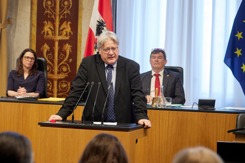 Am Redner:innenpult: Bundesrat Stefan Schennach (SPÖ)