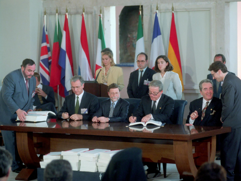 Unterzeichnung des Vertrages über den EU-Beitritt Österreichs. Von links: Ulrich Stacher, Member of the Austrian Federal Chancellery; Manfred Scheich, Ambassador of Austria to the EC; Franz Vranitzky, Austrian Federal Chancellor; Alois Mock, Austrian Federal Minister for Foreign Affairs