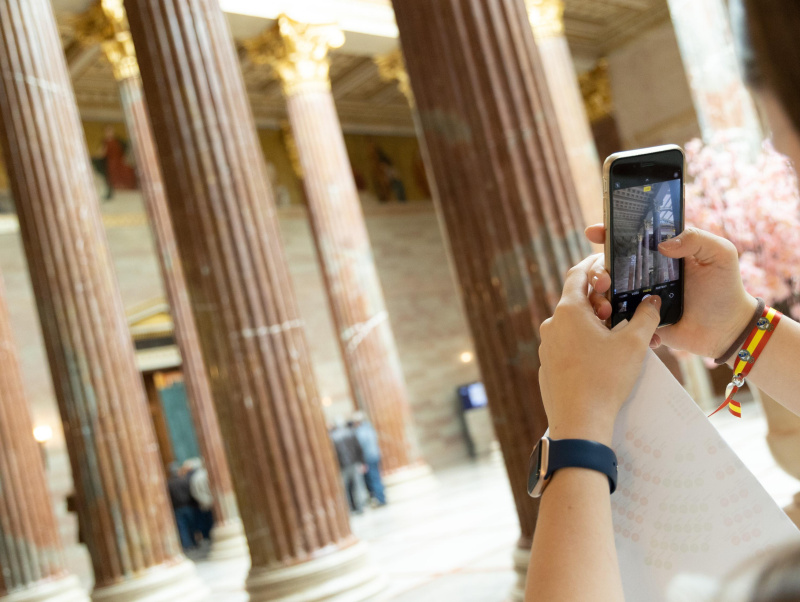 Handyfoto in der Säulenhalle