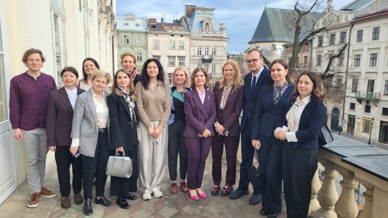 Gruppenfoto am Balkon des Rathauses in Lemberg