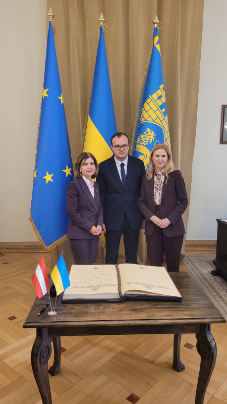 Fahnenfoto. Von links: Bundesratspräsidentin Andrea Eder-Gitschtahler (ÖVP), Bürgermeister von Lemberg Andriy Sadovyi, stellvertretende Vorsitzende der Werchowna Rada der Ukraine Olena Kondratiuk