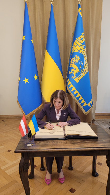 Bundesratspräsidentin Andrea Eder-Gitschthaler (ÖVP) beim Eintrag in das Gästebuch des Rathauses in Lemberg