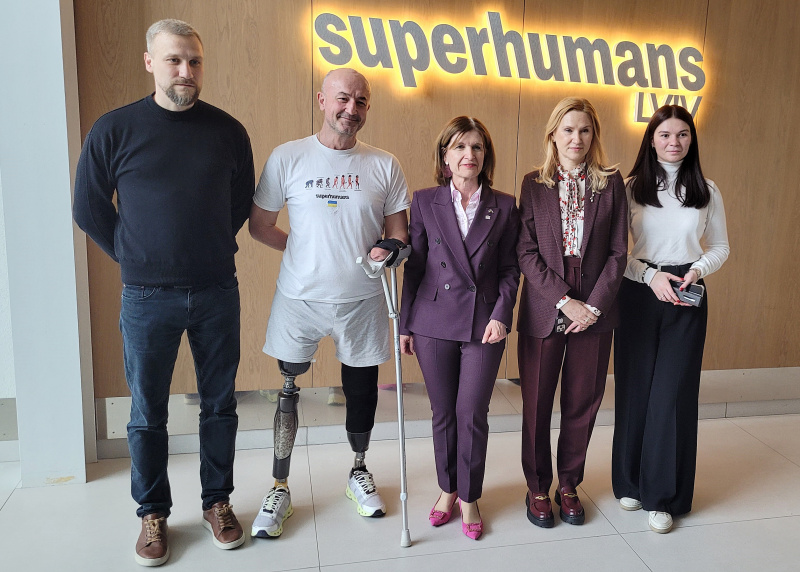 Gruppenfoto. Bundesratspräsidentin Andrea Eder-Gitschtahler (ÖVP) (3. von rechts) und die stellvertretende Vorsitzende der Werchowna Rada der Ukraine Olena Kondratiuk (2. von rechts) und Veranstaltungsteilnehmer:innen zu Besuch bei Superhumans.