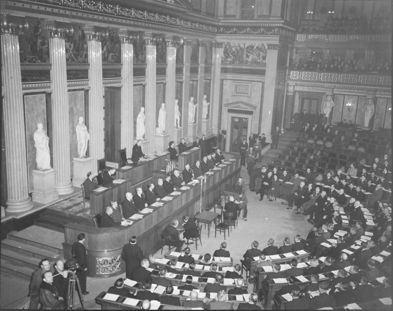 Österreichischer Nationalrat: Eröffnungssitzung im Parlament in Wien. Vor der Regierungsbank: Mitarbeiter sowie eine der ersten Mitarbeiterinnen des Stenographenbüros