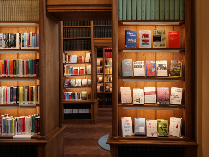 Blick Richtung Bücherregale