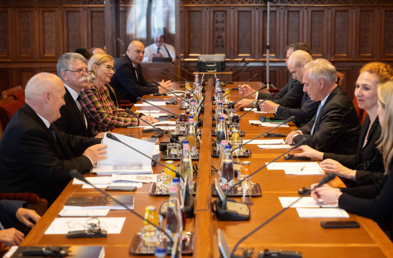 Aussprache. Rechte Tischhälfte: Österreichische Delegation unter der Leitung von Nationalratspräsident Walter Rosenkranz (FPÖ) (3. von links). Linke Tischhälfte: Ungarische Delegation unter der Leitung von Präsident der Ungarischen Nationalversammlung Lászlo Kövér (2. von links)