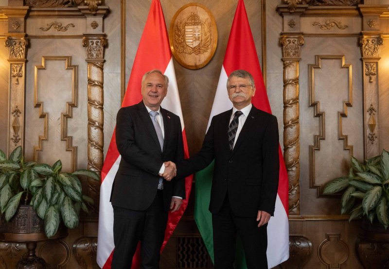 Fahnenfoto. Von links: Nationalratspräsident Walter Rosenkranz (FPÖ), Präsident der Ungarischen Nationalversammlung Lászlo Kövér 