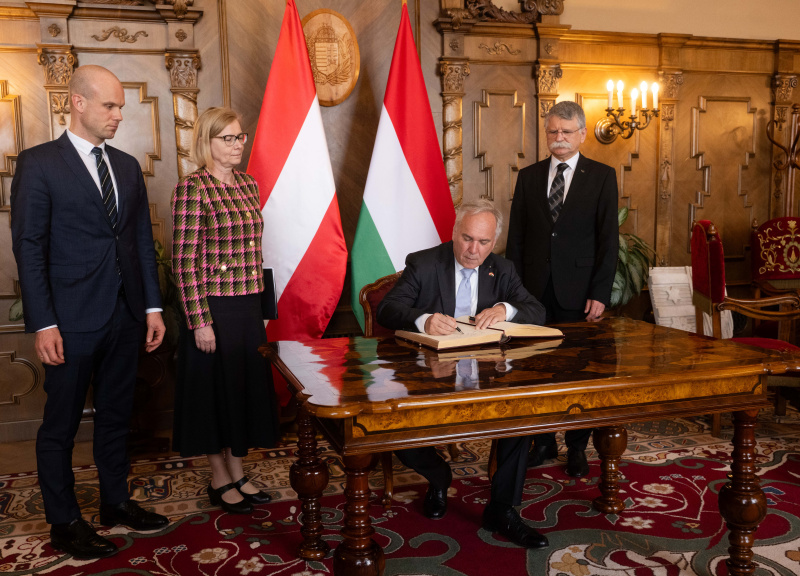 Gästebucheintrag. Nationalratspräsident Walter Rosenkranz (FPÖ) (3. von links), Präsident der Ungarischen Nationalversammlung Lászlo Kövér (rechts)