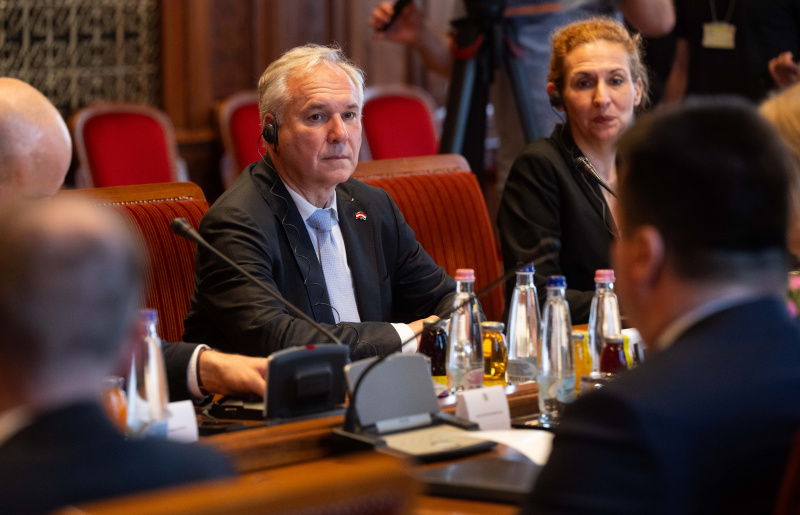 Aussprache. Österreichische Delegation unter der Leitung von Nationalratspräsident Walter Rosenkranz (FPÖ) (links)