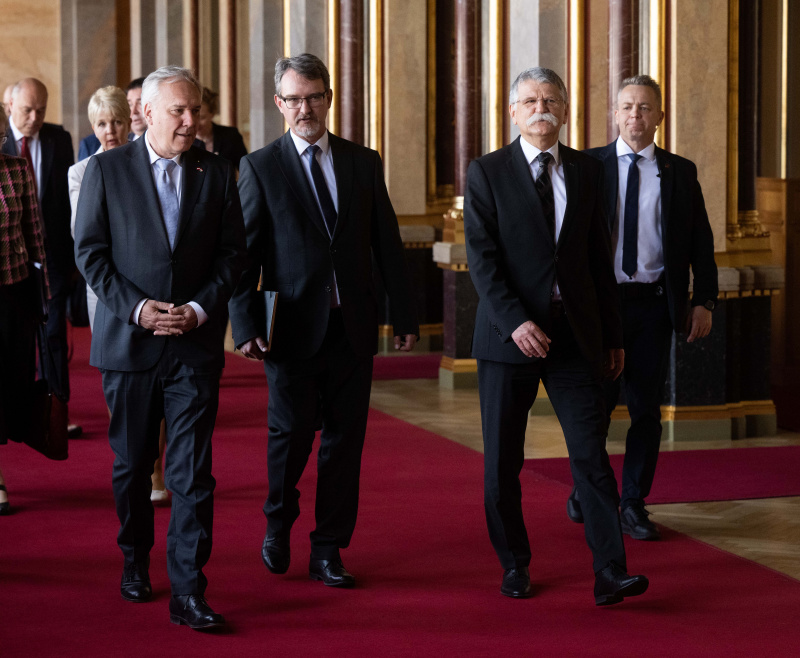 Einholung. Nationalratspräsident Walter Rosenkranz (FPÖ) (links) und Präsident der Ungarischen Nationalversammlung Lászlo Kövér (3. von links)