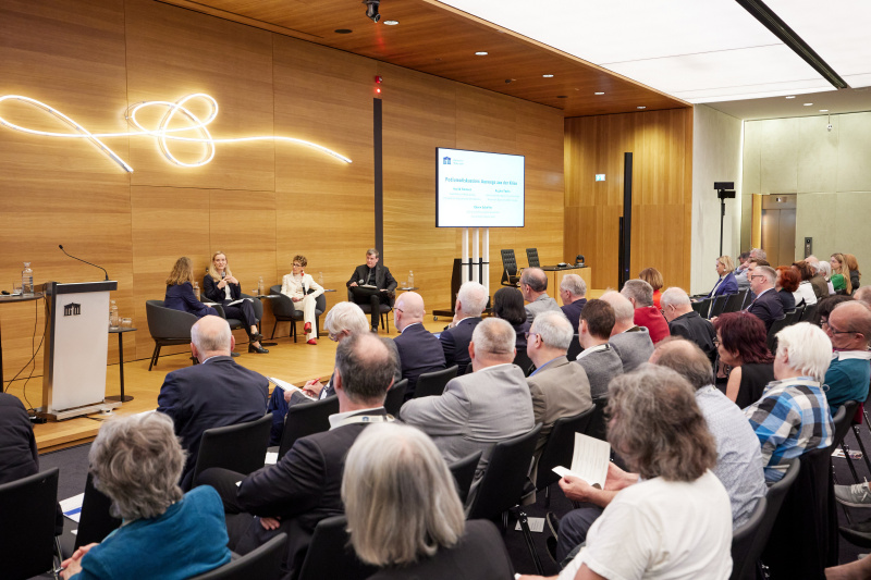 Podiumsdiskussion: Auswege aus der Krise. Von links: Christa Hofmann ORF, Leiterin der Direktion Bevölkerung und des Center Wissenschaft, Bundesanstalt Statistik Austria Regina Fuchs, Präsidentin des Österreichischen Seniorenbundes Ingrid Korosec, Leiter des Büros für Grundsatzangelegenheiten, Österreichischer Integrationsfonds Edwin Schäffer