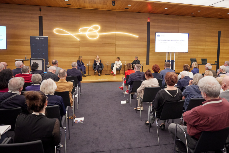 Podiumsdiskussion: Auswege aus der Krise. Von links: Christa Hofmann ORF, Leiterin der Direktion Bevölkerung und des Center Wissenschaft, Bundesanstalt Statistik Austria Regina Fuchs, Präsidentin des Österreichischen Seniorenbundes Ingrid Korosec, Leiter des Büros für Grundsatzangelegenheiten, Österreichischer Integrationsfonds Edwin Schäffer