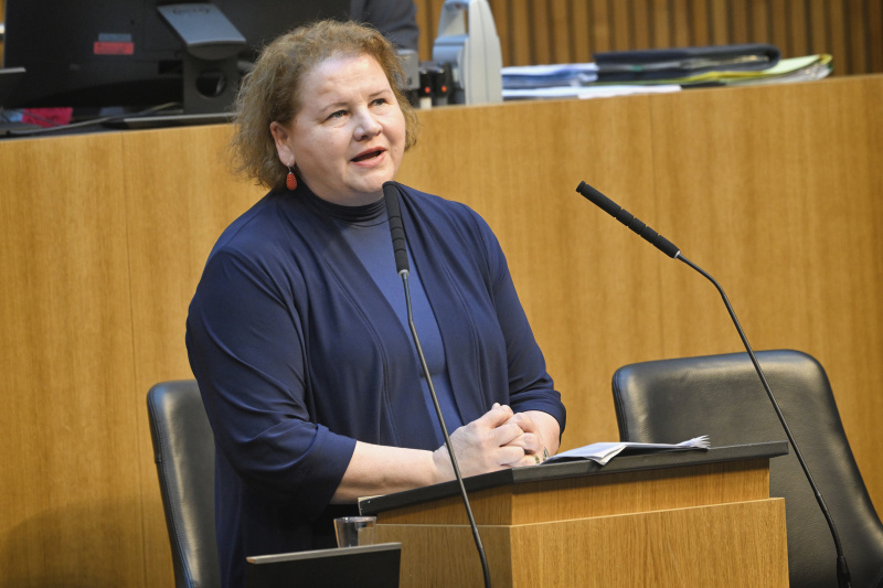 Am Redner:innenpult: Sozialministerin Korinna Schumann (SPÖ)