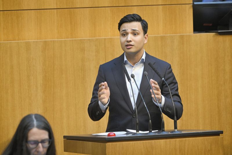 Am Redner:innenpult: Klubobmann Yannik Shetty (NEOS)