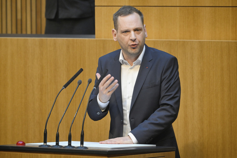 Am Redner:innenpult: Klubobmann Philip Kucher (SPÖ)