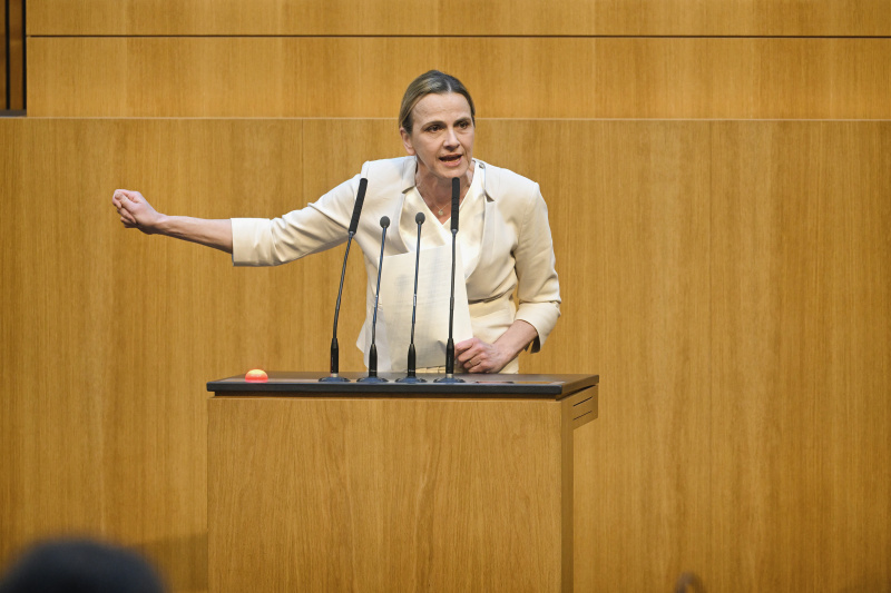 Am Redner:innenpult: Nationalratsabgeordnete Dagmar Belakowitsch (FPÖ)